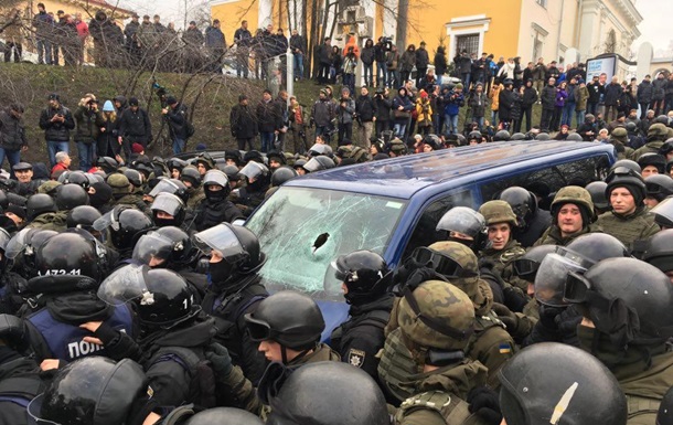 Попытка ареста Саакашвили: люди начали разбирать брусчатку, пробили колеса и лобовое стекло автобуса СБУ, полиция пошла на "штурм" - кадры