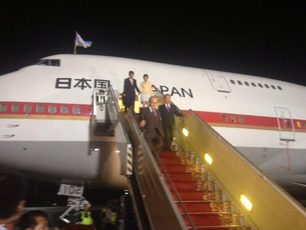 Как украинцы встречали премьер-министров Японии и Канады