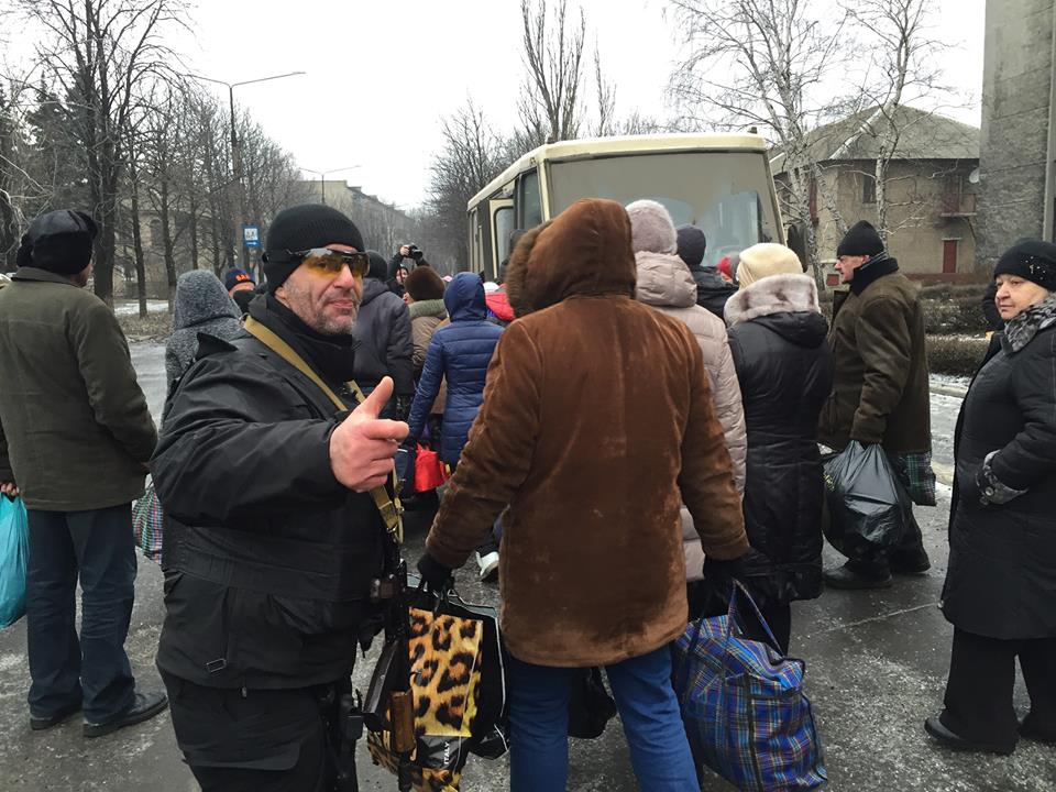 Сегодня эвакуация людей из Дебальцево проходила под взрывы снарядов и мин, - Шкиряк