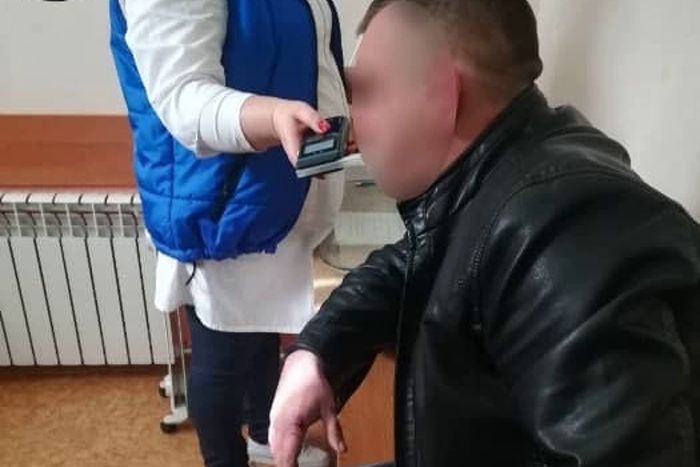 В Крыму двое туристов РФ сбежали из кафе, не заплатив, и "покатали" полицейского на капоте