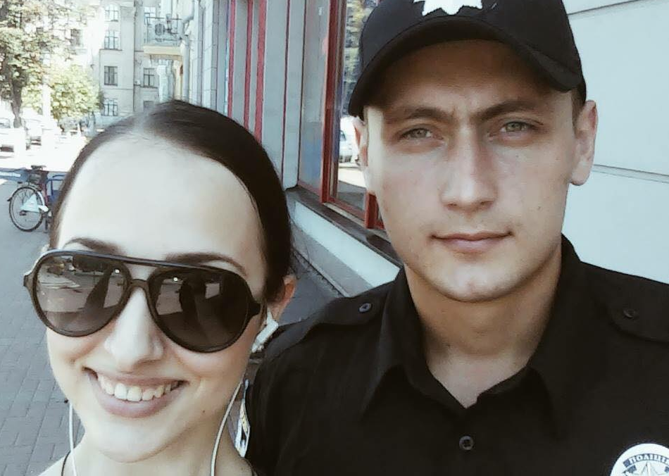 Новый тренд в соцсетях: Киевляне делают селфи с патрульными полицейскими