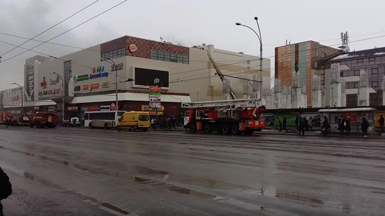По городу ползут ужасные слухи: В горящем здании торгового центра в Кемерово могло погибнуть еще 60 человек – соцсети. Опубликованы кадры