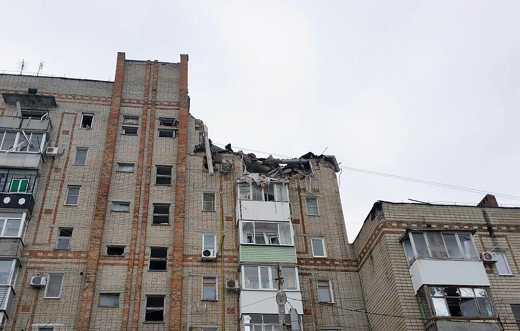 Мощный взрыв газа в жилом доме в Шахтах: СМИ пишут о гибели женщины и ребенка, люди застряли под завалами - видео