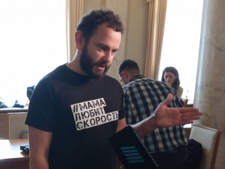 Дубинский пришел в Раду в футболке "Мама любит скорость" после скандала с 24 квартирами