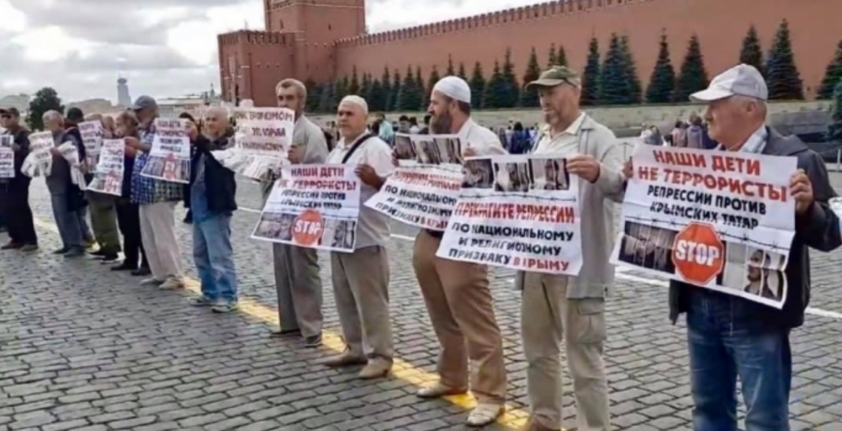 Прекратите репрессии в Крыму: возле Кремля жестко задержали группу крымских татар – кадры