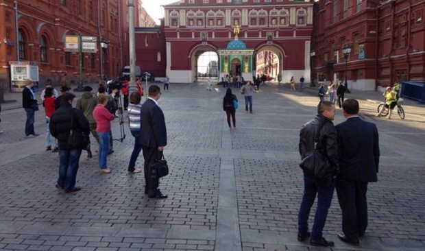 Московская полиция задерживает участников проукраинского митинга на Манежной