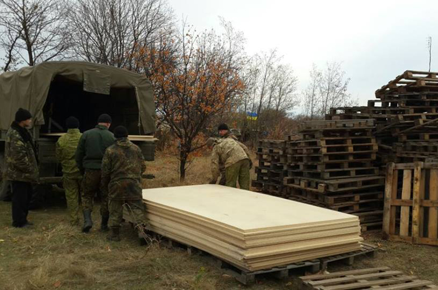 Как украинские военные в зоне АТО готовят свои палатки к зимним холодам
