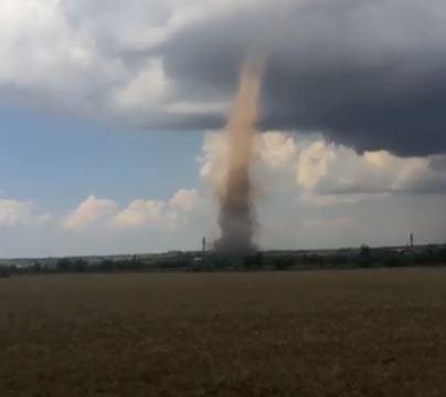 Мощный смерч в Одессе попал на видео: в соцсети показали впечатляющие кадры