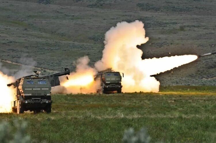 ВСУ из HIMARSов разнесли понтонный мост россиян, вагоны РФ плавают в реке – появилось видео