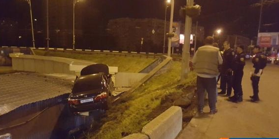 В Киеве водитель на скорости снес ограждения и залетел на крышу киоска
