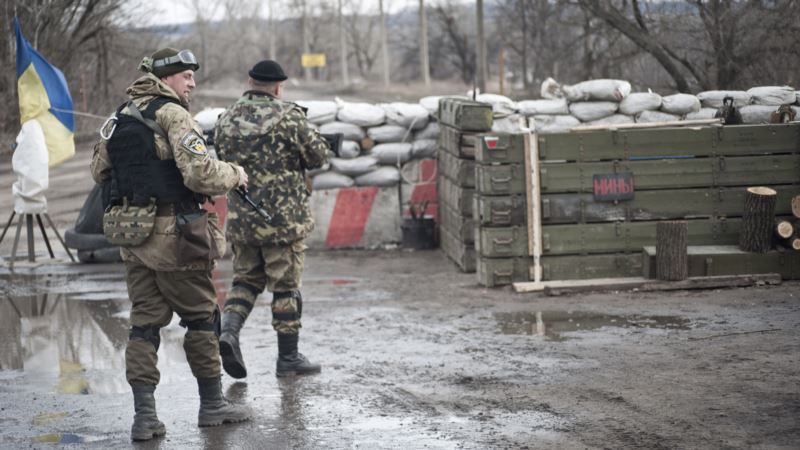 В зоне АТО на Луганщине неизвестный на машине протаранил блокпост ВСУ и сбил украинского военного: уже известны первые подробности громкого ЧП