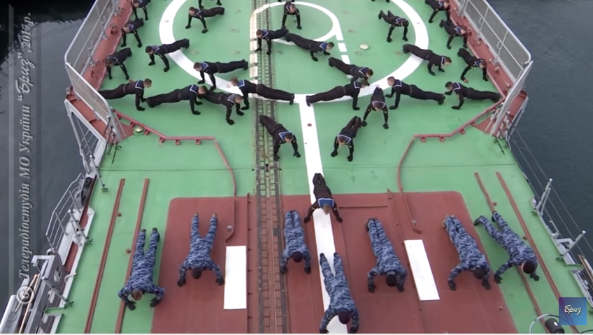 Опубликовано зрелищное видео флешмоба #22РushUpChallenge: 200 военнослужащих отжимались, выстроившись в виде якоря и Герба Украины