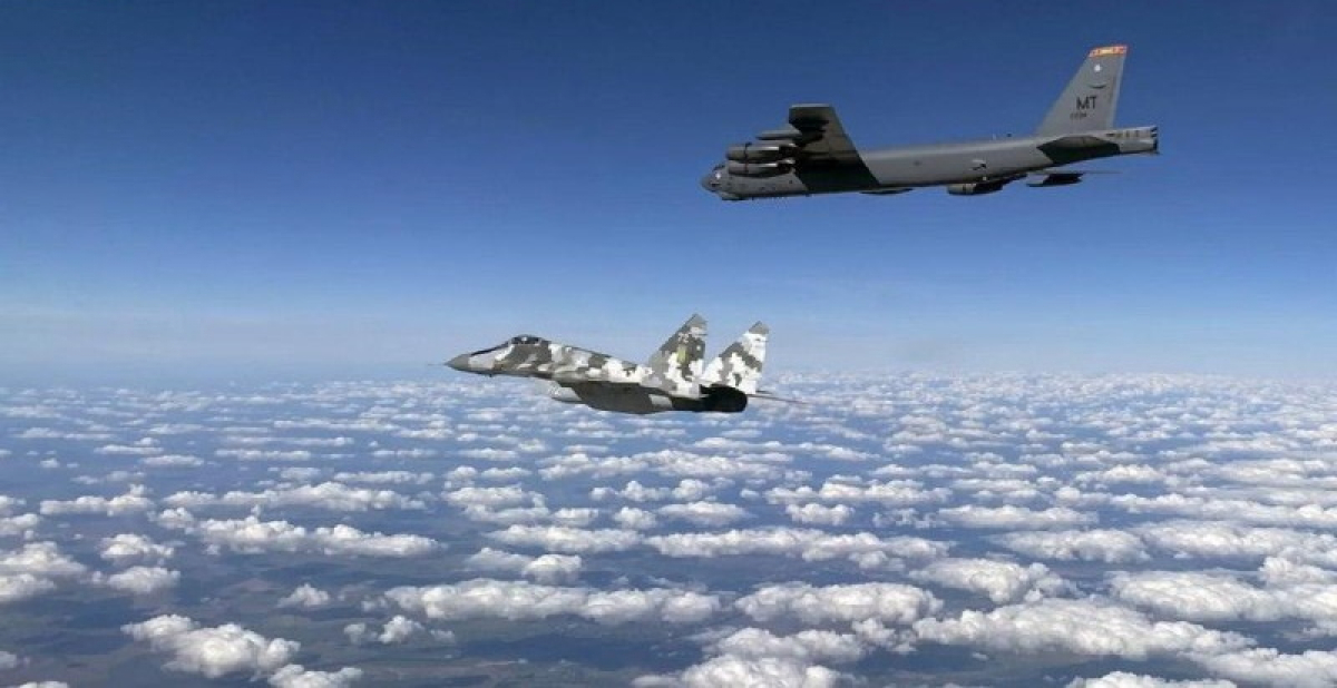 Самолет ВВС Украины "СУ-27" исполнил "бочку" перед B-52 - кадры облетели Сеть