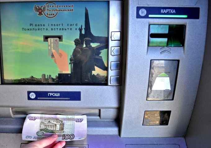 В оккупированном Донецке не работают банкоматы: стали известны первые подробности