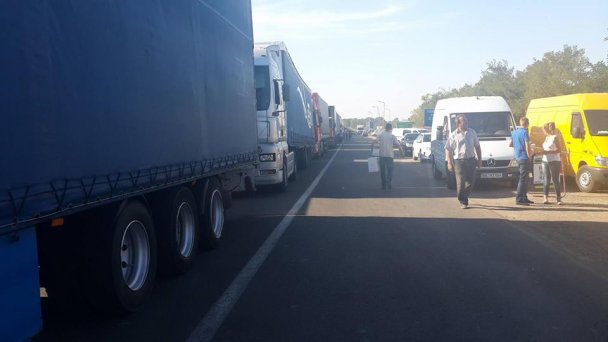 Первый день крымской блокады: транспортный коллапс на границе, пробка из 240 грузовиков