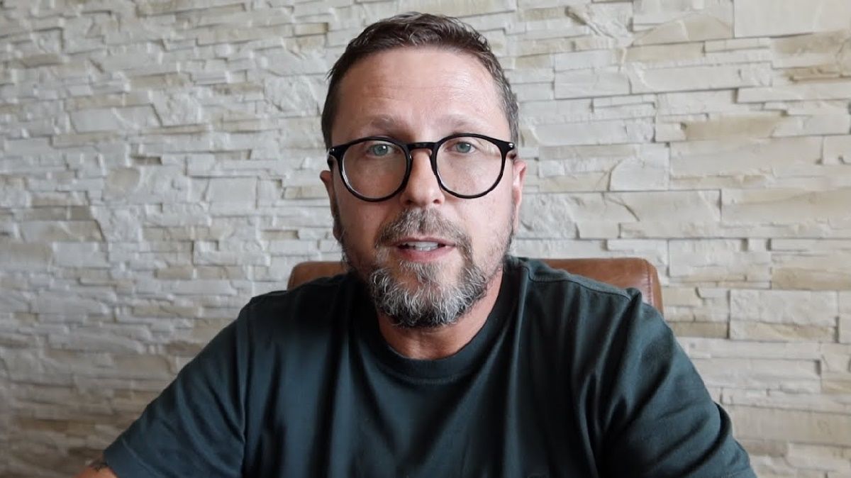 ​Активисты добрались до дома Шария в Испании – блогер из-за спины охранника пытался драться с людьми