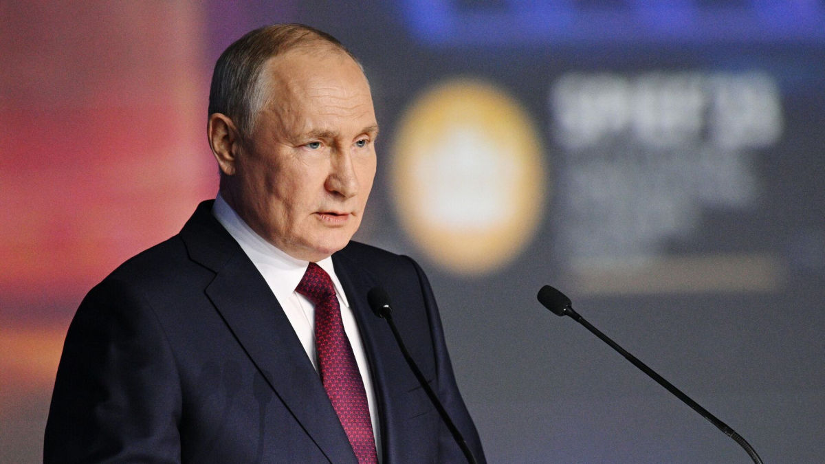 Глава МИД Германии Бербок: "Путин должен сидеть в тюрьме"