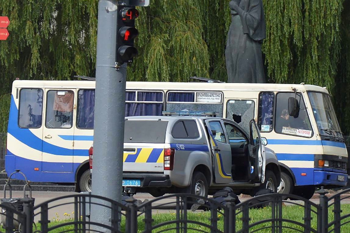 ​В Луцке полицейский с пакетом приблизился к захваченному автобусу - момент попал на видео