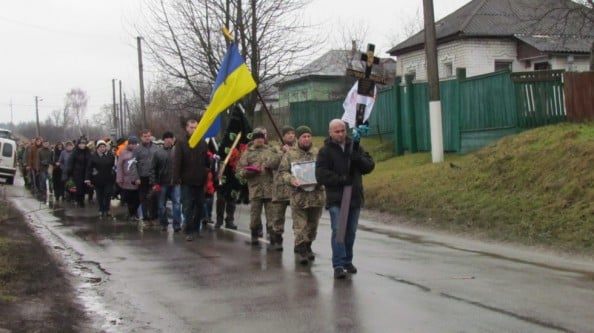 Спасибо тебе, Герой, за все, что ты сделал для нас: все село на Сумщине вышло проводить в последний путь погибшего в зоне АТО 32-летнего Александра Терещенко, - появились кадры  