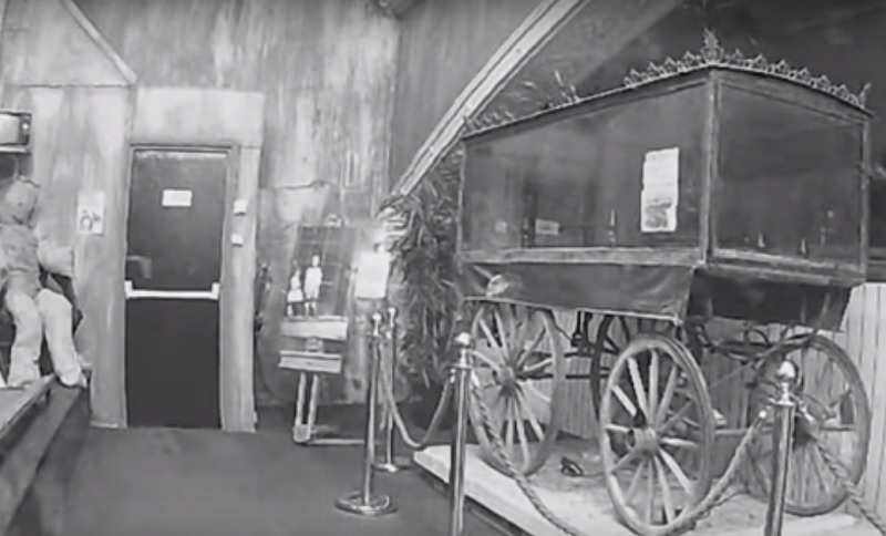 Экспонат двигался сам по себе: в Сети появилось видео пугающего призрака в английском музее