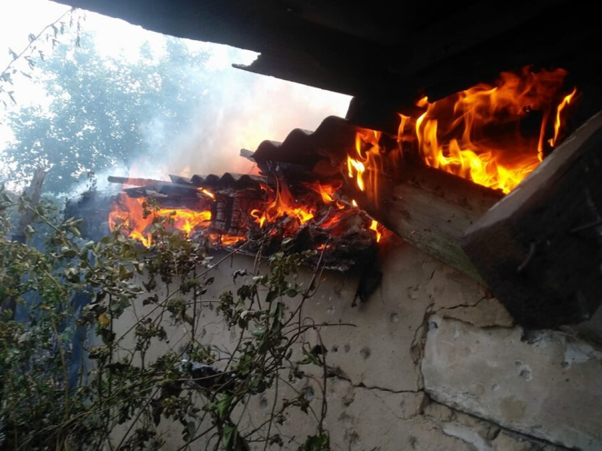 В Зайцево крупный пожар, горят дома: за несколько часов до перемирия боевики "ДНР" открыли огонь