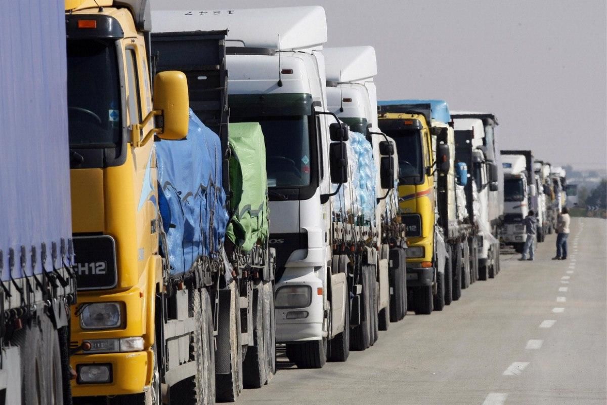 ​РФ устроила "блокаду" Донбассу – на границе пробки из десятков фур