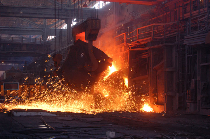 Госстат: промышленное производство в Украине упало на 22,5%