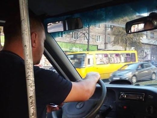 "Вы нихто, х**ои": в Запорожье водитель грубо оскорбил бойца АТО и устроил ему скандал в автобусе - кадры