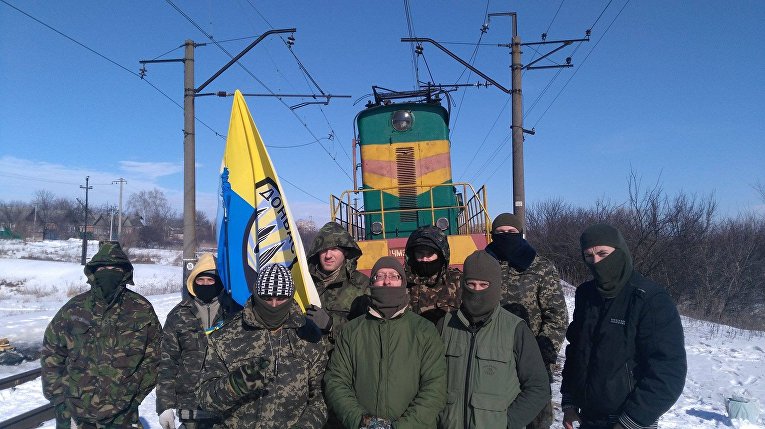 ​В Кривом Торце вооруженные титушки Ахметова и Нусенкиса штурмуют редут блокадников – есть пострадавшие