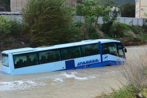 На Кубани грязевой поток подхватил пассажирский автобус и понес в море: в Сети опубликовали впечатляющие кадры