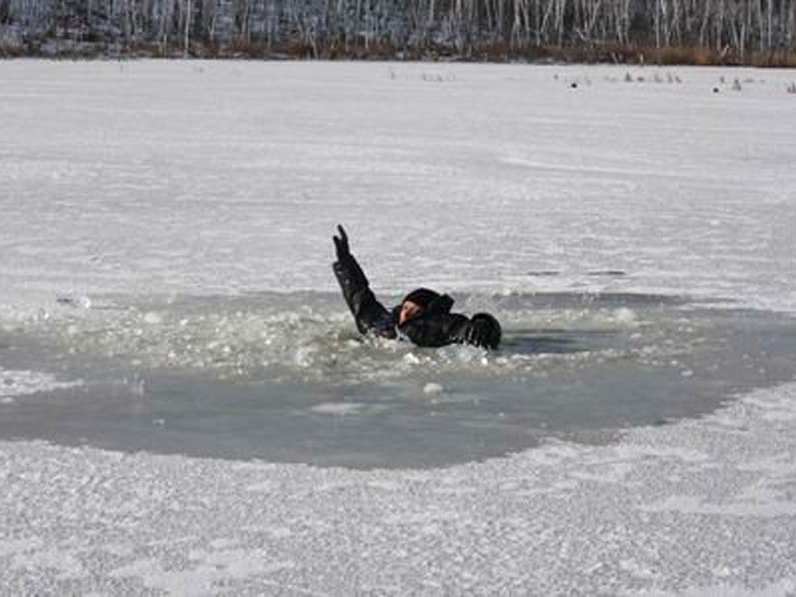 На подконтрольной "ЛНР" территории дети провалились под лед и погибли 