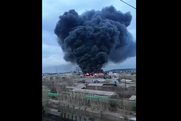 ​Пылает самый крупный ракетный завод в России "Красмаш” - весь Красноярск в черном дыму - кадры
