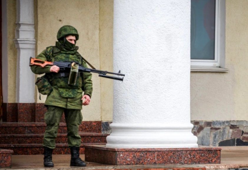В Симферополе расстреливают "зеленых человечков": российского вояку ранили из его же оружия
