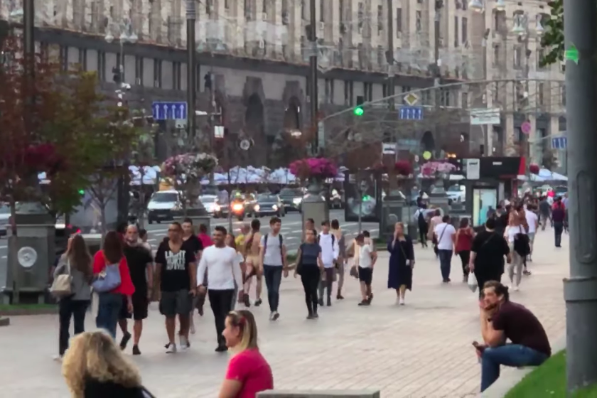 ​В Киеве парни устроили голый забег на Крещатике у мэрии и попали на видео - резонансные кадры