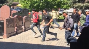 Жесткий бой на Хованском кладбище в Москве: таджикские гастарбайтеры голыми руками дали жесткий отпор вооруженным чеченцам-рекэтирам: видео