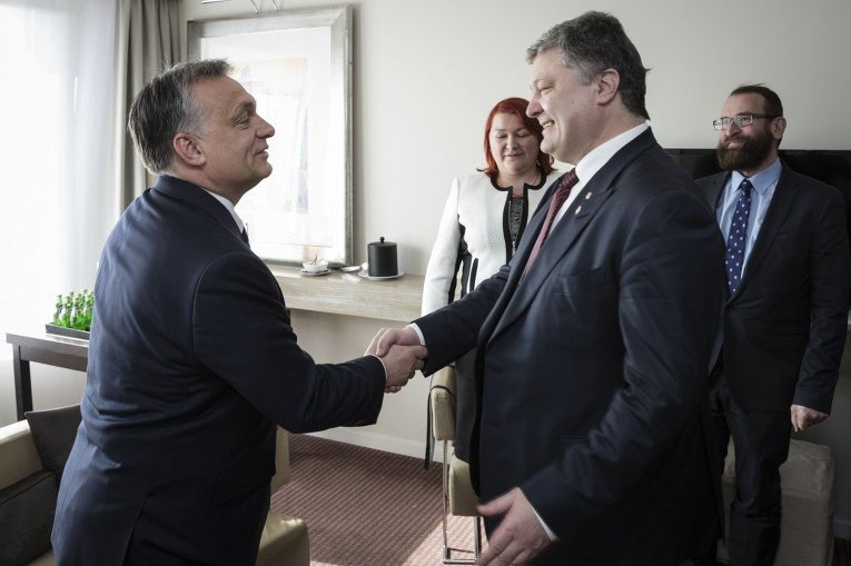 "Как только глава государства где-то появлялся, Орбан тут же куда-то сбегал", - премьер-министр Венгрии пытался избежать  встречи с Порошенко