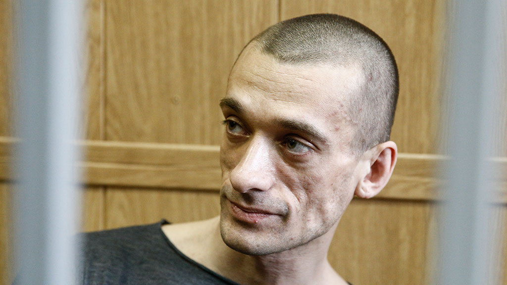 "Глобальный огонь революции": скандальный российский художник Павленский устроил страшный пожар в Банке Франции - опубликованы кадры