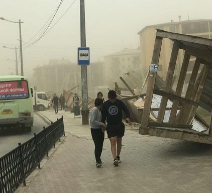 Кадры мощного урагана в России: куски железа падали на машины, стихия валила остановки и светофоры