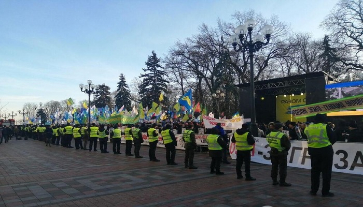 Под Радой протестуют почти 2 тысячи человек: что известно