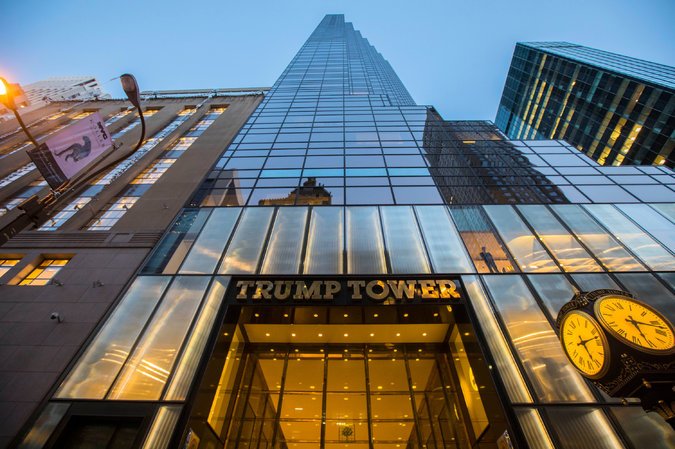 На Манхэттене загорелось здание Trump Tower: появились первые кадры с места пожара в компании президента США