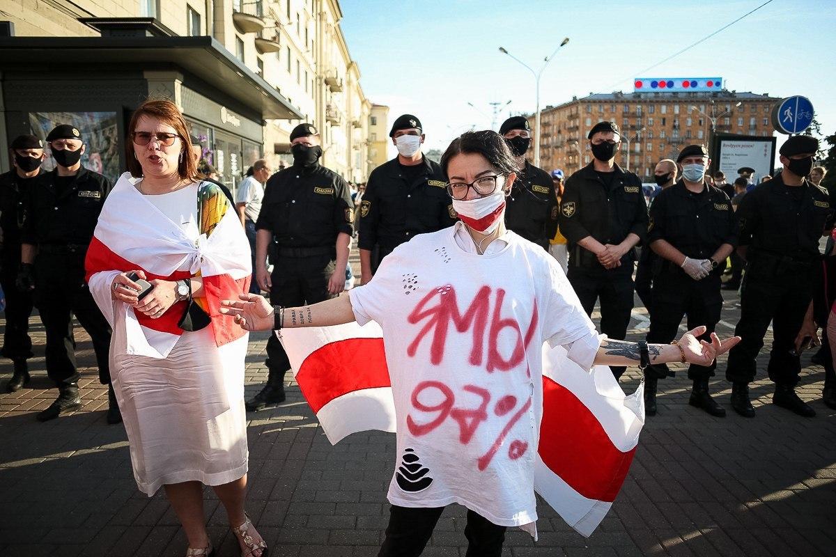​Протесты в Беларуси: тысячи вышли на улицы, Интернет отключен, ОМОН "пакует" людей