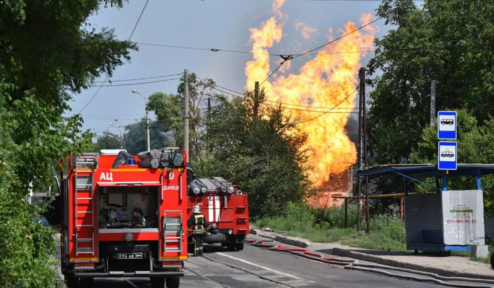 В Донецке прогремел мощный взрыв, территория оцеплена: после детонации начался крупный пожар