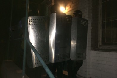 ​Вооруженные люди со щитами окружили здание типографии в Мариуполе