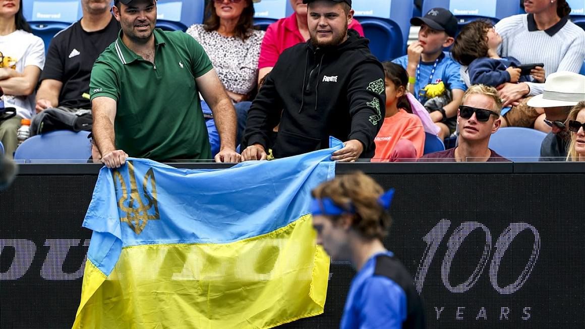 Скандал на Aus Open: россиянин Рублев "настрочил" жалобу на болельщиков с флагом Украины 