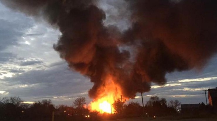 Донецк в огне: жители города сообщают о взрывах в нескольких районах и масштабном пожаре на кирпичном заводе