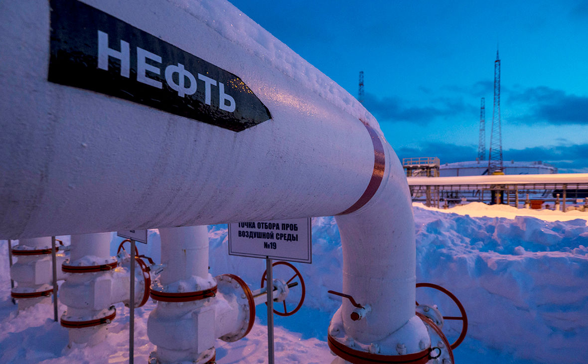 Цены на нефть падают, российская Urals рекордно обвалилась и уже ниже "потолка" – инфографика