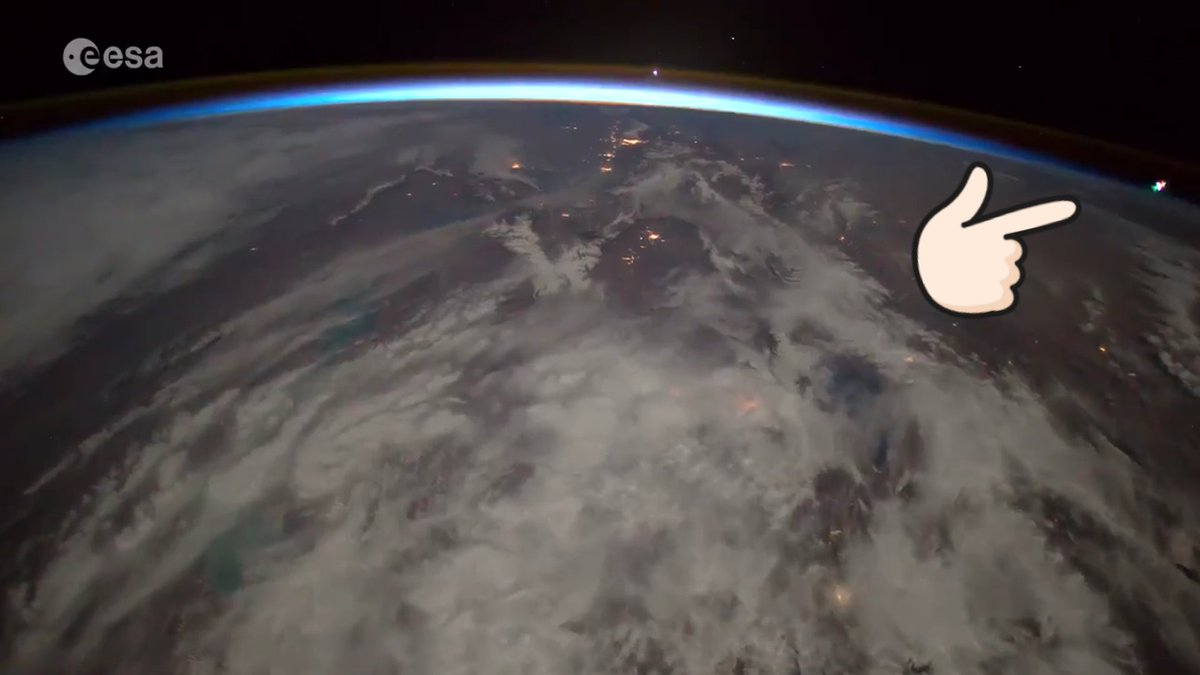 ​Незабываемое зрелище: астронавту Паоло Несполи с борта МКС удалось снять на видео падение метеора на Землю - кадры
