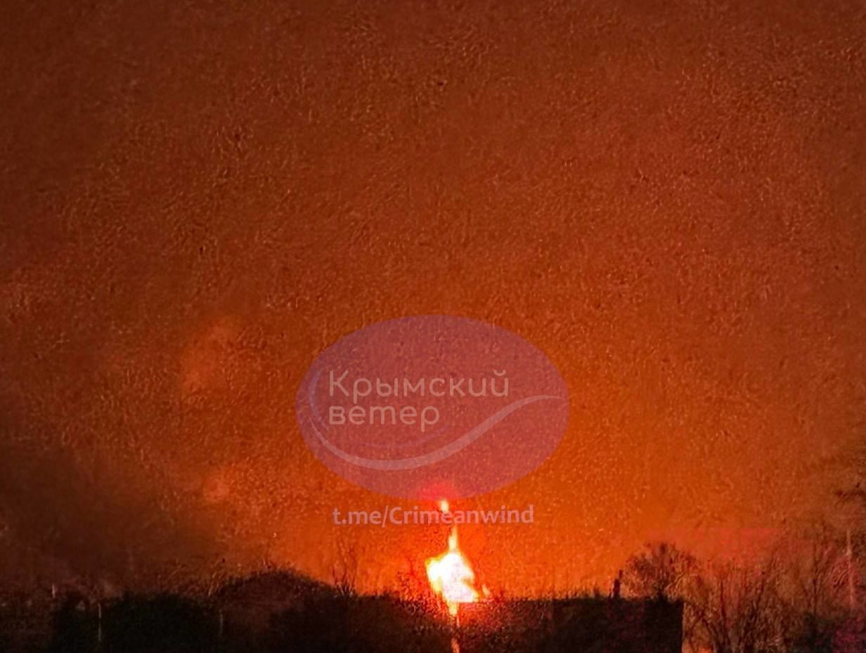 В оккупированном Крыму ярко горит нефтебаза после атаки дронов