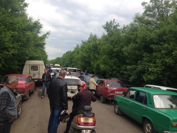 КПВВ "Новотроицкое" возобновил работу, в Майорске очереди в три ряда растянулись на сотни метров – соцсети