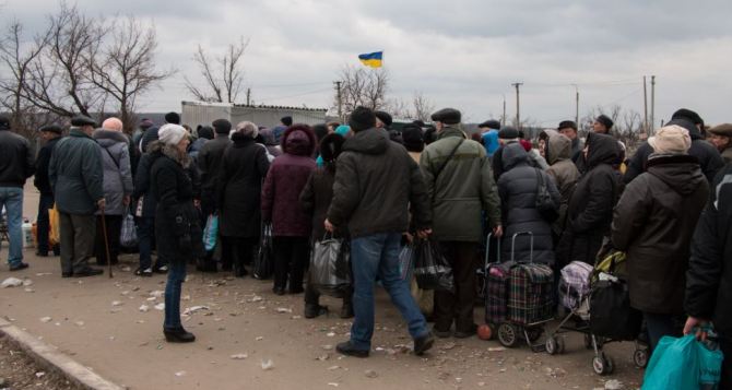 В Станице Луганской ажиотаж на открытии КПП: тысячи людей хотят пересечь линию разграничения